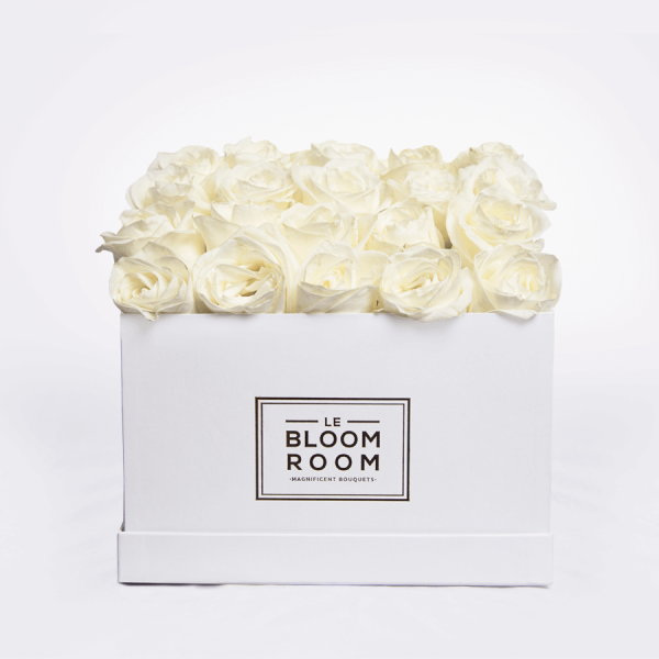 caja blanca con 25 rosas blancas