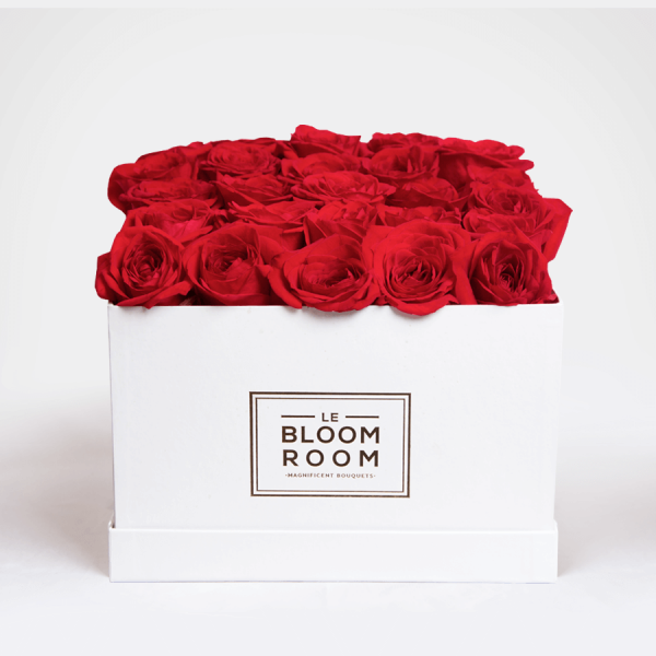 caja blanca con 25 rosas rojas