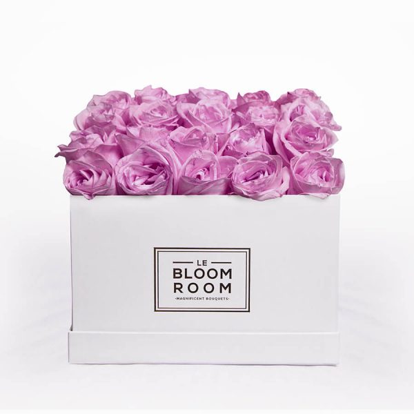 caja blanca de 25 rosas moradas