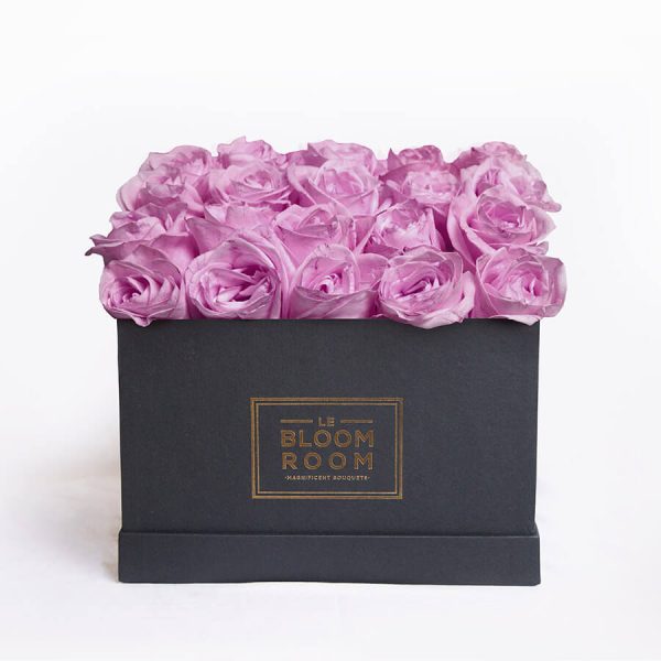caja negra de 25 rosas moradas