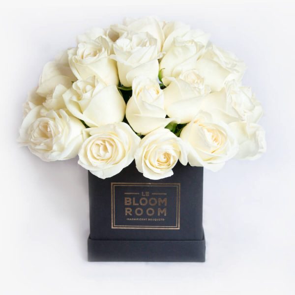 Caja negra con rosas blancas en esfera