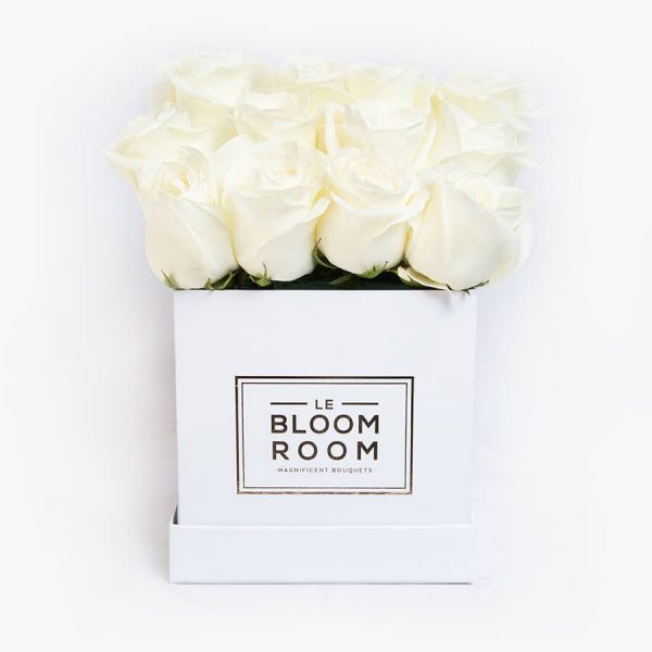 Caja blanca con rosas blancas