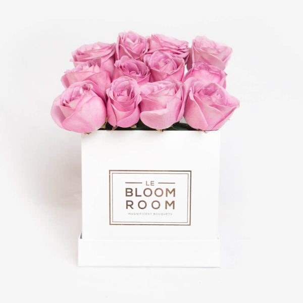 Caja blanca con rosas moradas