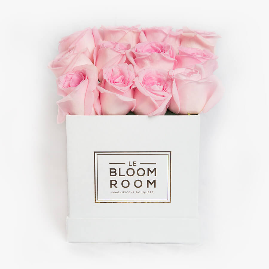 Caja blanca con rosas rosas