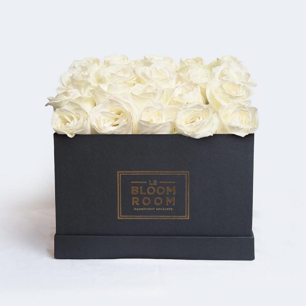 caja negra con 25 rosas blancas