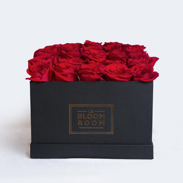 caja negra con 25 rosas rojas