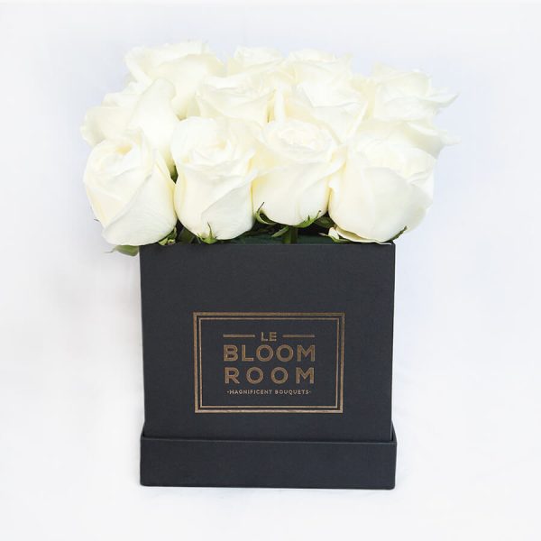 Caja negra con rosas blancas
