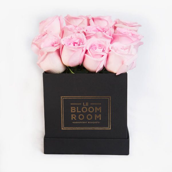 Caja negra con rosas rosas
