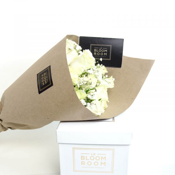 ramo de 12 rosas blancas en papel kraft