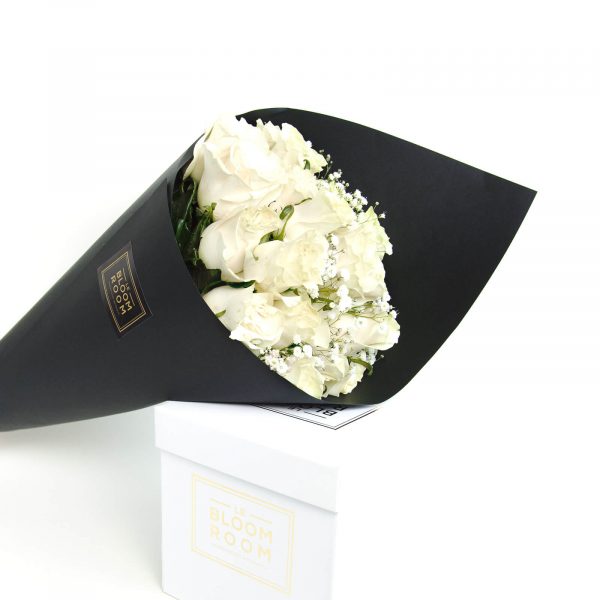 ramo de 24 rosas blancas en cono negro